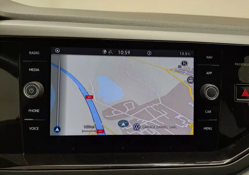 Écran de navigation du Volkswagen Taigo 1.5 TSI 150 DSG7 R-Line affichant une carte routière en intérieur.
