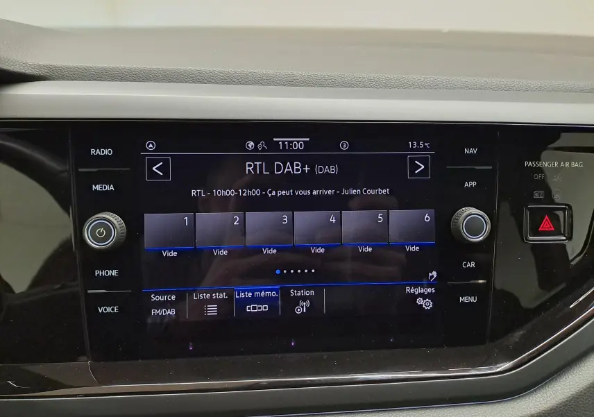 Écran tactile central du Volkswagen Taigo 1.5 TSI R-Line 2021 affichant la radio numérique RTL DAB+ en intérieur.