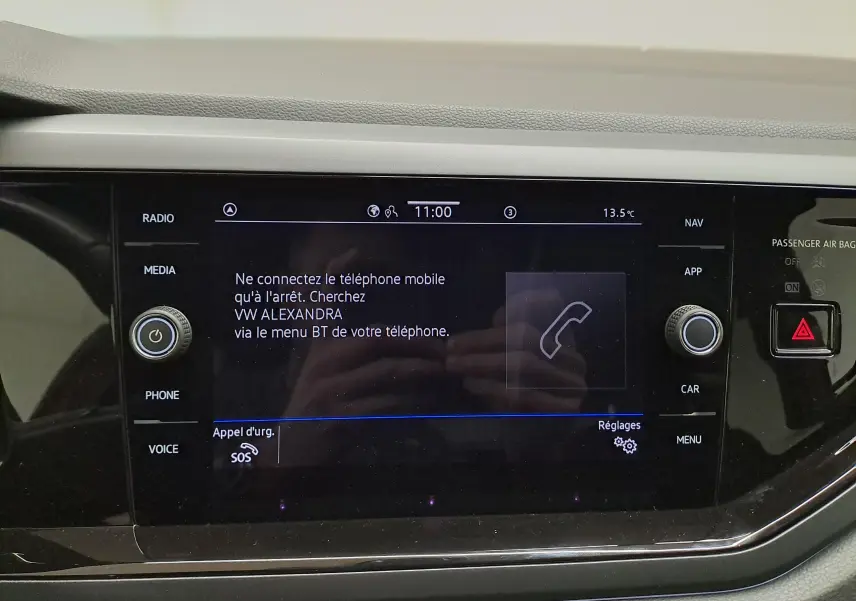 Écran tactile central du Volkswagen Taigo 1.5 TSI 150 DSG7 R-LINE affichant les options de connexion téléphone.