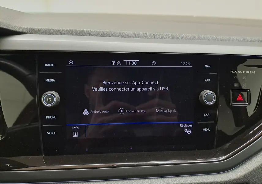 Vue rapprochée de l'écran tactile central du Volkswagen Taigo 1.5 TSI 150 DSG7 R-LINE affichant l'interface App-Connect.