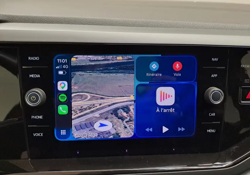 Vue intérieure du tableau de bord du Volkswagen Taigo 1.5 TSI R-Line 2021, écran tactile avec navigation et commandes multimédia.