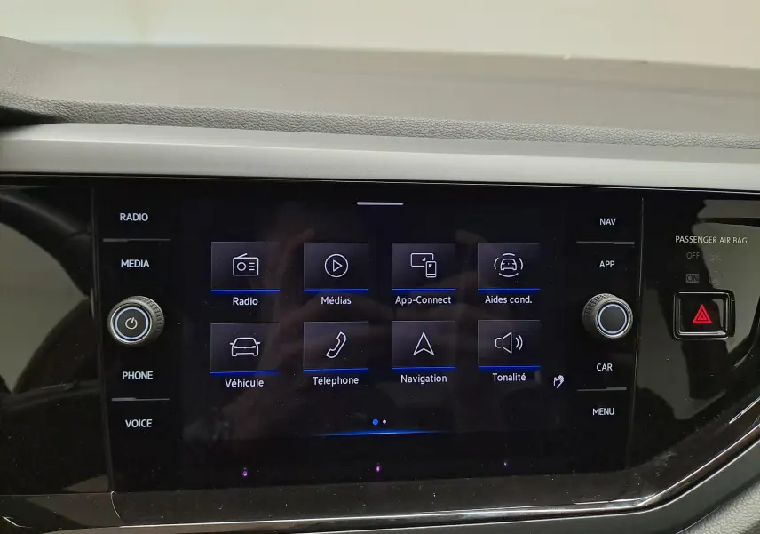 Écran tactile central du Volkswagen Taigo 1.5 TSI 150 DSG7 R-LINE affichant le menu principal multimédia et navigation.