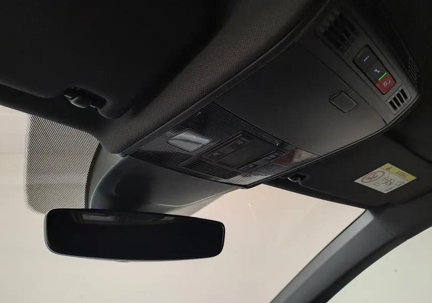 Vue intérieure du toit avec miroir de courtoisie et commandes d'éclairage du Volkswagen Taigo 1.5 TSI 150 DSG7 R-Line rouge Roi.