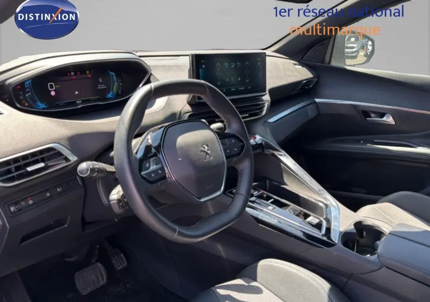 Intérieur du Peugeot 3008 Hybrid 180ch 2024 vu côté conducteur, volant cuir et tableau de bord numérique moderne.