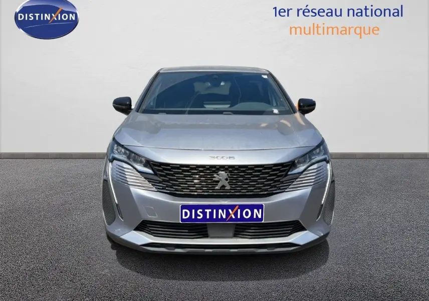 Vue avant centrée du Peugeot 3008 Hybrid 180ch gris Artense métallisé avec calandre noire et logo lion distinctif.