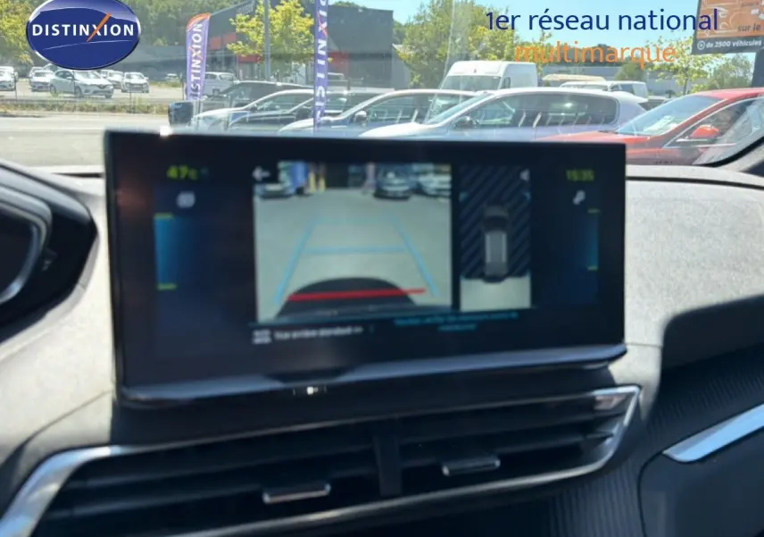 Écran central montrant la caméra de recul dans l’habitacle d’un Peugeot 3008 gris Artense, vue intérieure avant.
