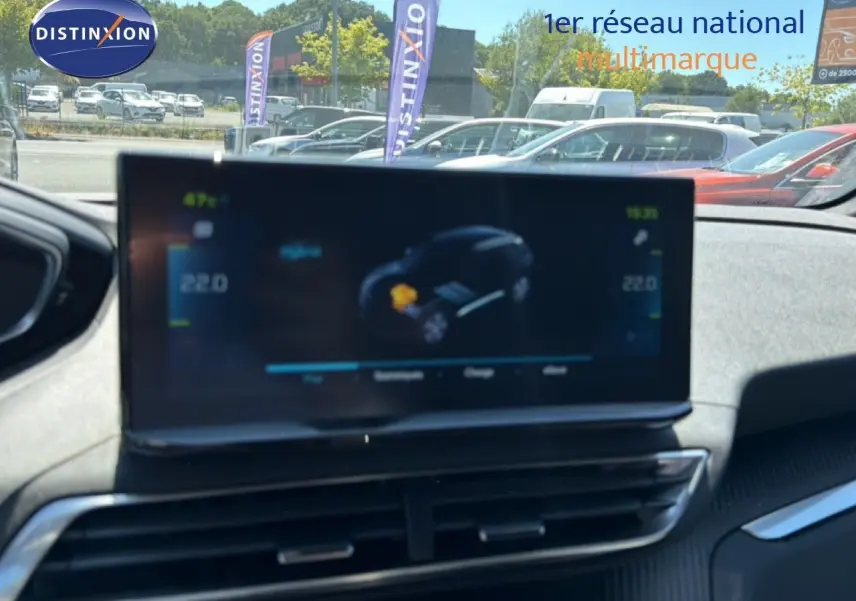 Écran central du tableau de bord du Peugeot 3008 Hybrid 180ch, affichant les données de l'hybride rechargeable.