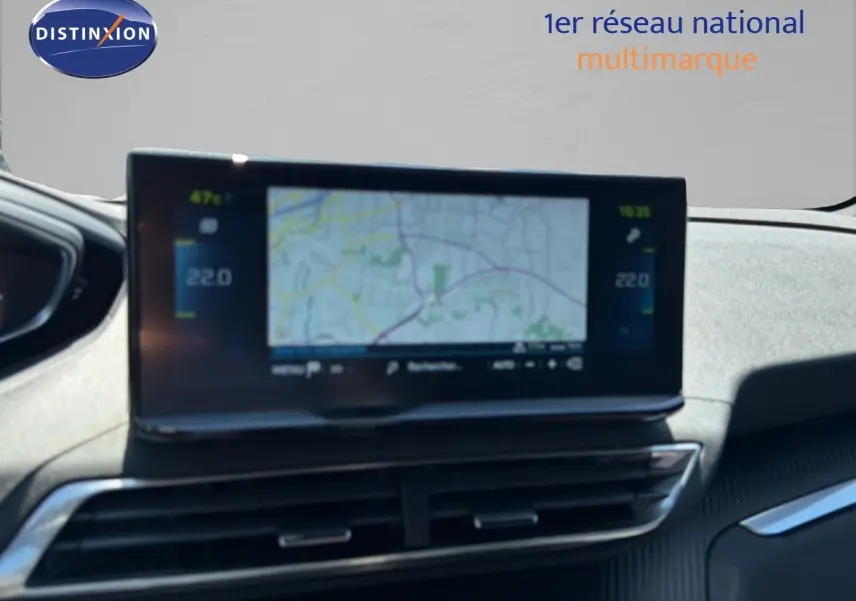Vue intérieure du tableau de bord du Peugeot 3008 Hybrid 2024 avec écran tactile affichant une carte de navigation.