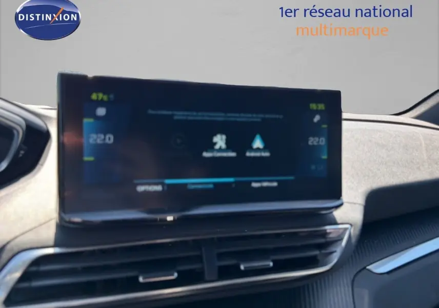 Écran tactile central du tableau de bord du Peugeot 3008 gris Artense, affichant la climatisation et la navigation.
