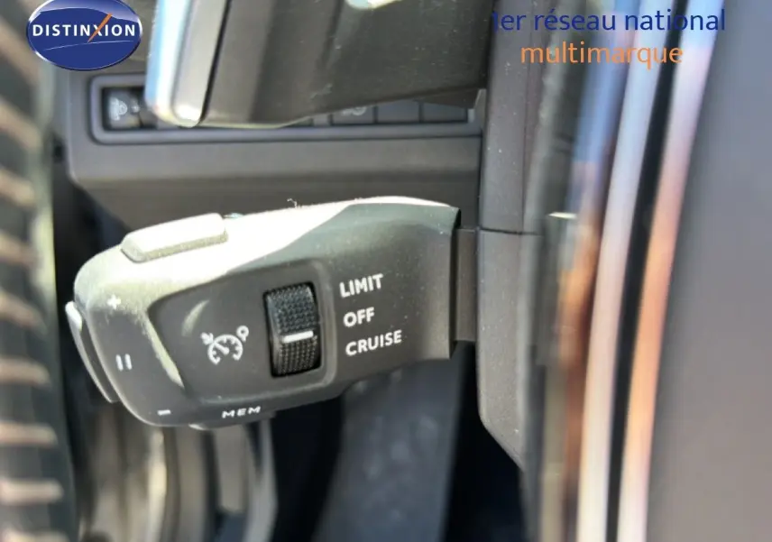 Gros plan sur la commande de régulateur de vitesse du Peugeot 3008 gris Artense, intérieur côté gauche.