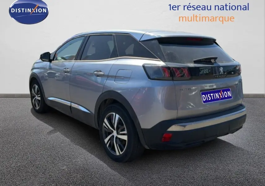 Peugeot 3008 Hybrid gris Artense métal, vue 3/4 arrière droit, avec feux arrière LED et jantes alliage bicolores.