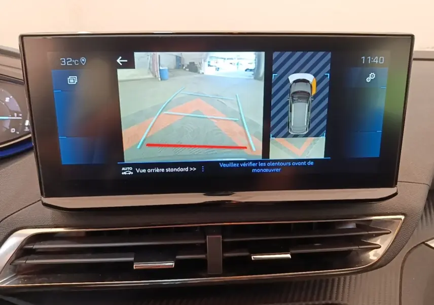 Écran tactile central du Peugeot 3008 gris foncé affichant la caméra de recul avec guidage et capteurs de stationnement.
