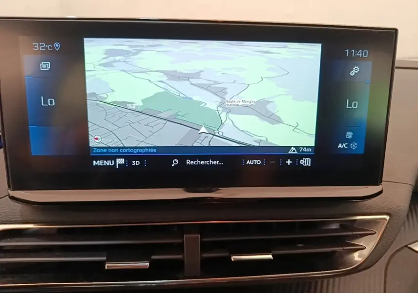 Écran tactile central affichant la navigation et la climatisation dans l’habitacle d’un Peugeot 3008 gris foncé.