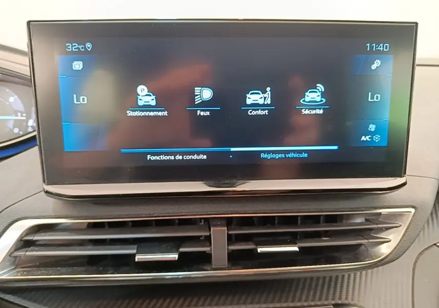 Écran tactile central du tableau de bord du Peugeot 3008 gris foncé, affichant les réglages véhicule.