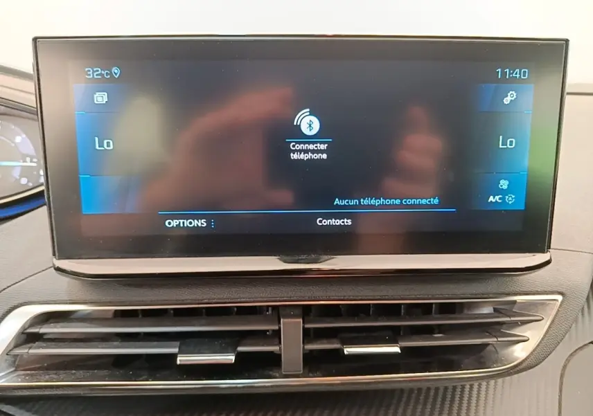 Écran tactile central du tableau de bord du Peugeot 3008 2022, affichant la connexion Bluetooth, avec aérateurs en dessous.