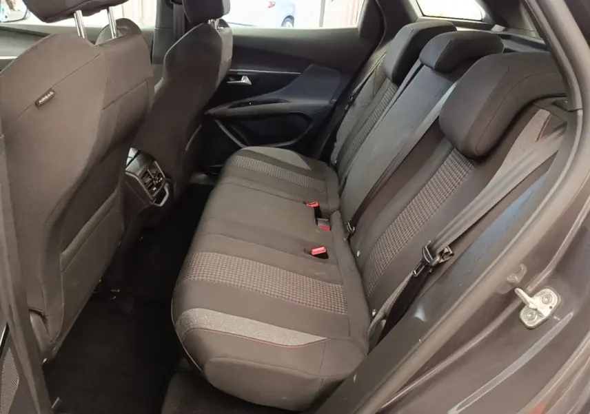 Vue côté droit de la banquette arrière gris foncé du Peugeot 3008 avec ceintures et appuie-têtes visibles.