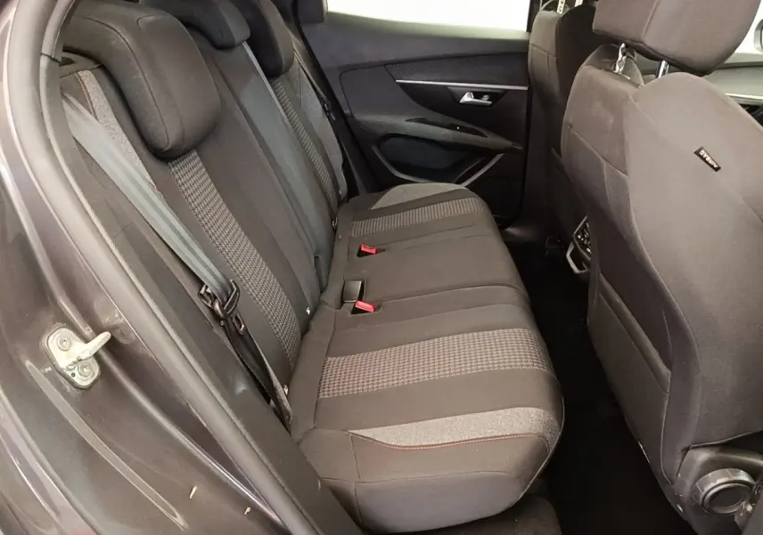Vue côté gauche de la banquette arrière tissu gris foncé du Peugeot 3008 2022 avec détails de couture et ceintures visibles.