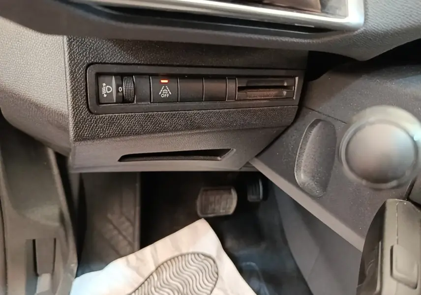 Vue intérieure côté conducteur du Peugeot 3008 2022, montrant les commandes d'assistance et le pédalier noir.