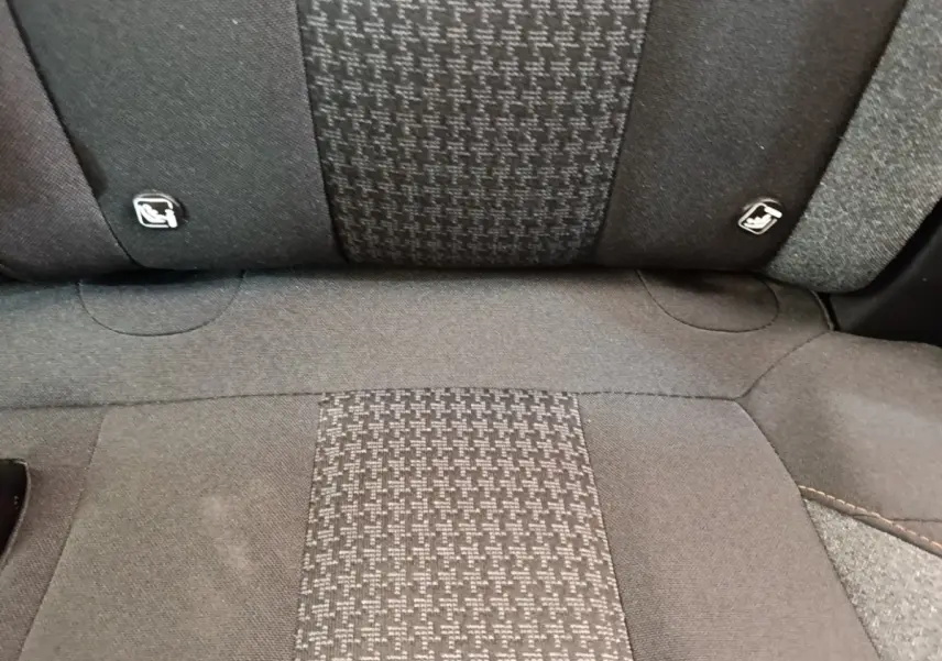 Vue rapprochée de la banquette arrière gris foncé du Peugeot 3008 avec fixation Isofix visible.