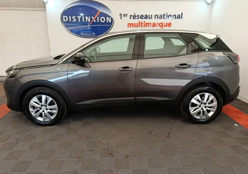 Vue de profil côté gauche d’un Peugeot 3008 gris foncé 2022, avec jantes alliage et rétroviseurs ton caisse.