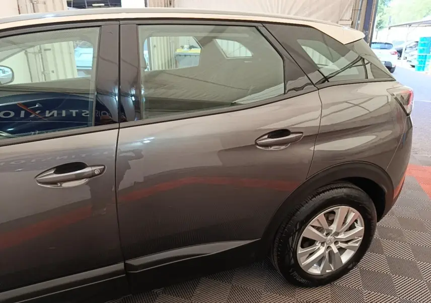 Vue latérale droite d’un Peugeot 3008 gris foncé, mettant en valeur les lignes épurées et la jante alliage.