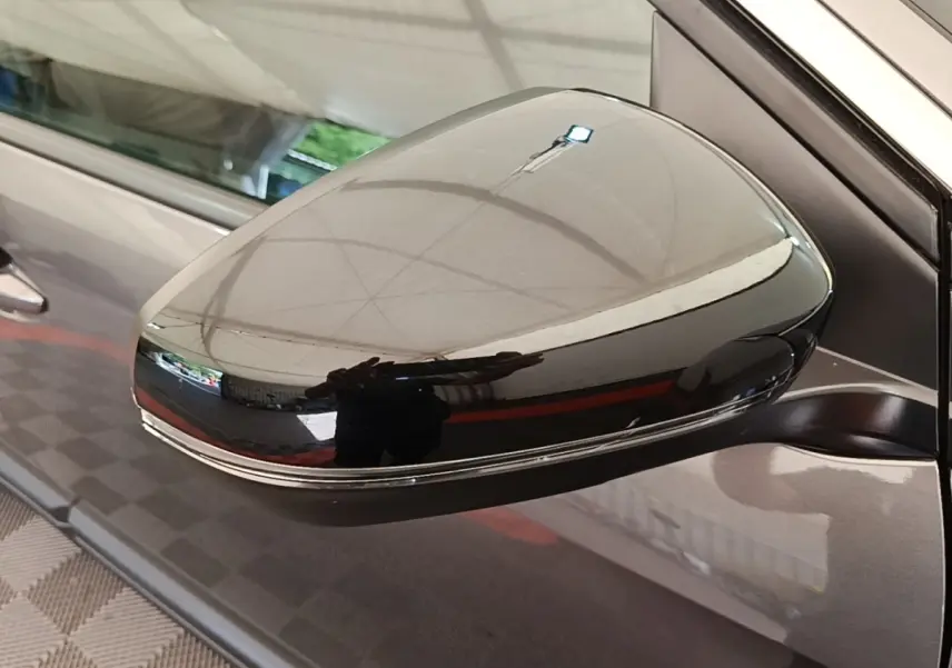 Rétroviseur extérieur droit gris foncé brillant du Peugeot 3008 2022, avec clignotant intégré et reflet net.