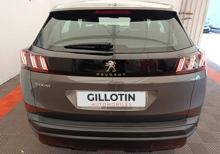 Vue arrière d’un Peugeot 3008 gris foncé avec feux arrière LED caractéristiques et logo central brillant.