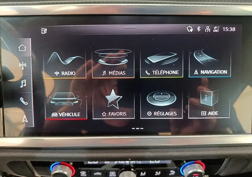 Écran tactile central de l’Audi Q3 45 TFSI e 2023 affichant le menu multimédia et navigation, intérieur noir.