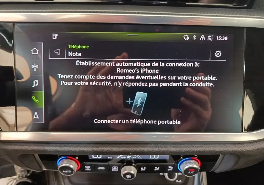Écran tactile central de l’Audi Q3 45 TFSI e 2023 affichant la connexion Bluetooth pour téléphone portable.