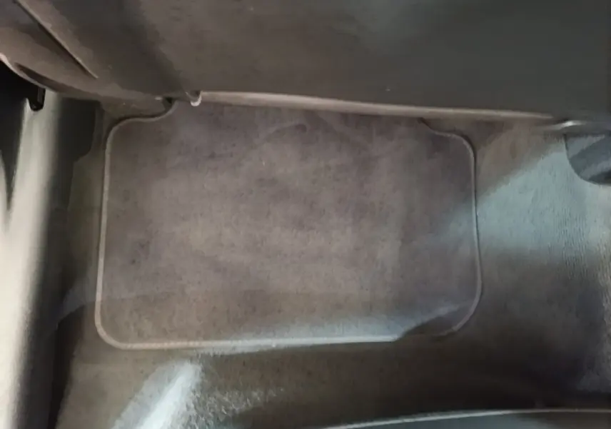 Vue intérieure du tapis de sol avant gris clair de l'Audi Q3 45 TFSI e 2023, côté passager.