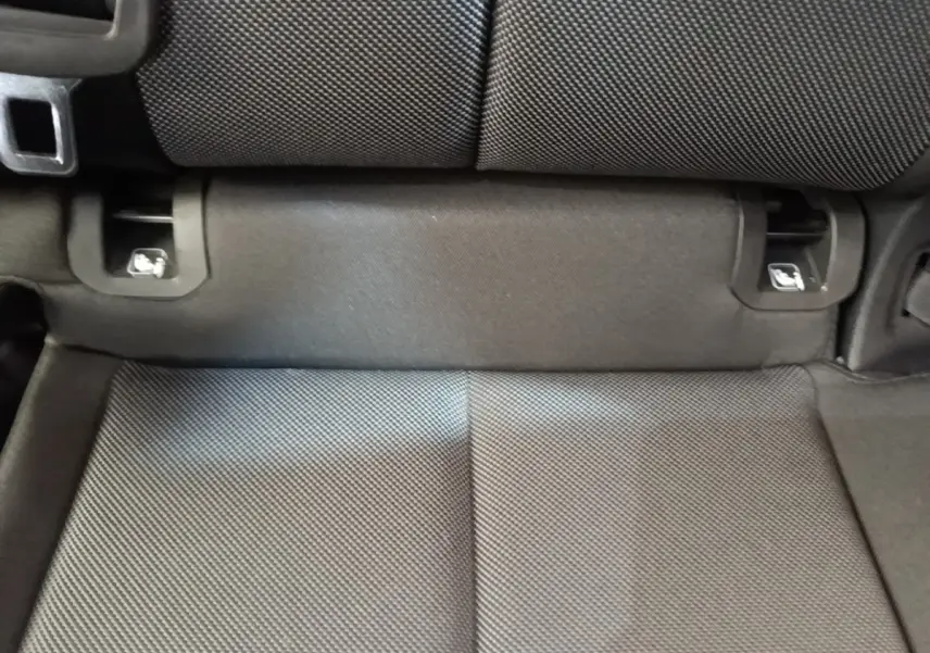 Gros plan sur la banquette arrière en tissu gris foncé de l'Audi Q3 45 TFSI E 2023, montrant les fixations Isofix.