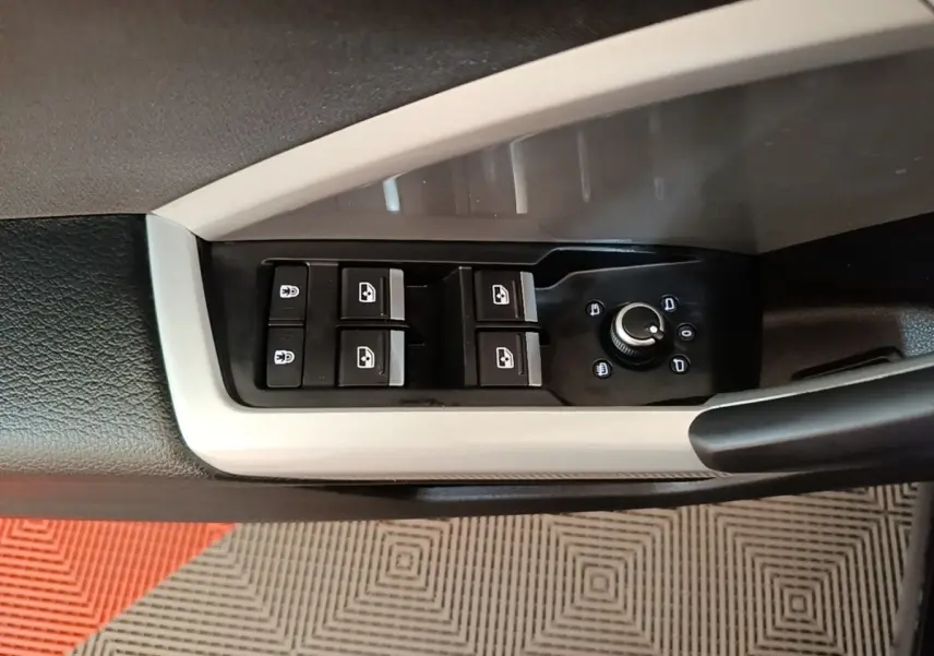 Vue rapprochée des commandes des vitres et rétroviseurs côté conducteur de l'Audi Q3 45 TFSI e 2023, finition Business Line.