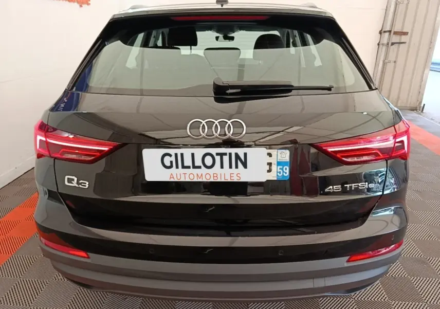 Vue arrière d’un Audi Q3 hybride rechargeable noir avec feux LED et badges distinctifs 45 TFSIe.