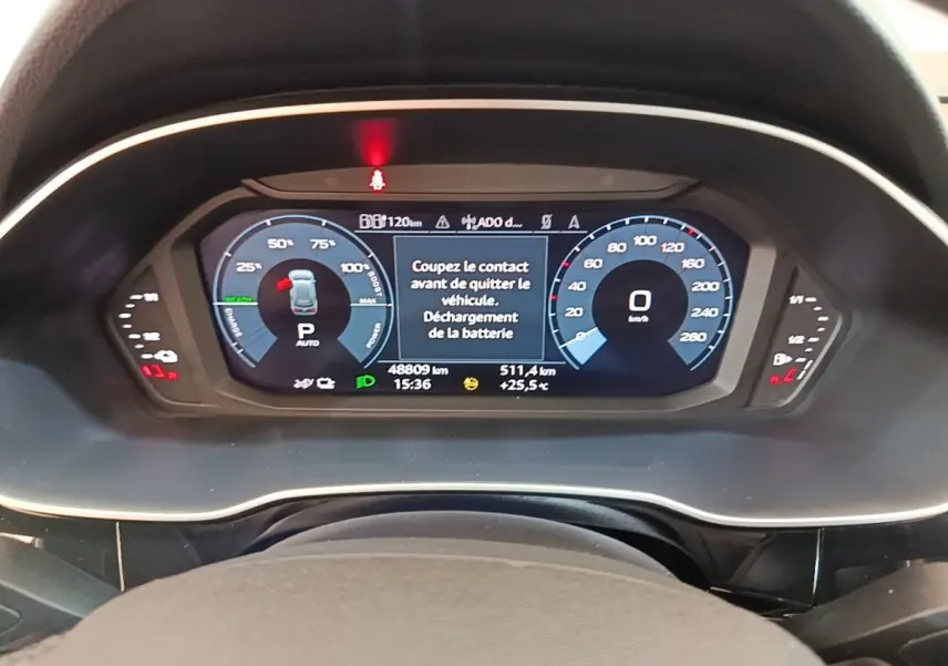 Vue rapprochée du tableau de bord numérique de l'Audi Q3 hybride rechargeable, affichage digital en bleu et blanc.