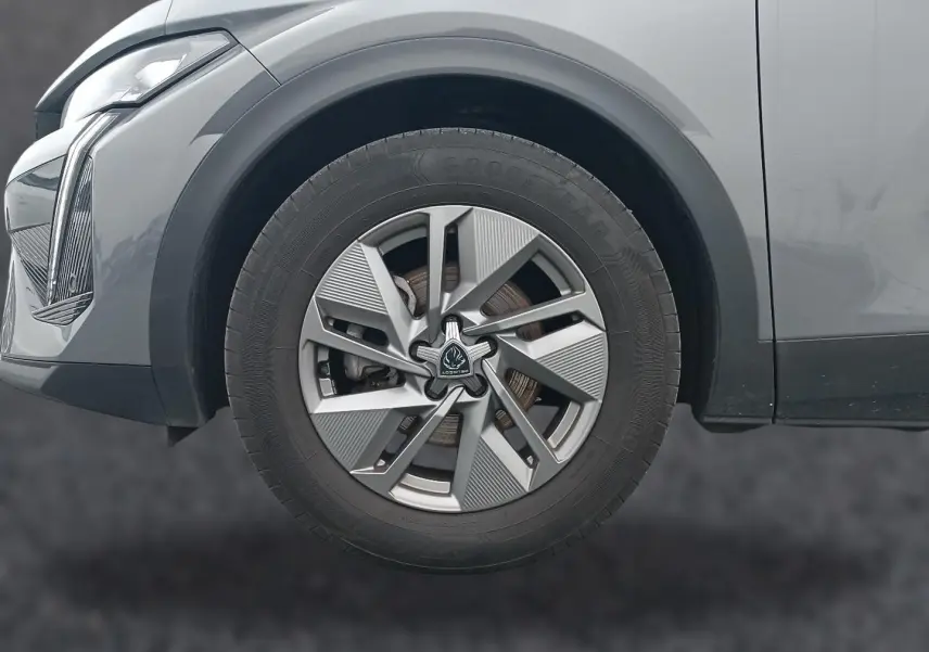 Gros plan sur la roue avant gauche gris sélénite d’une Peugeot 408 Hybrid 145 allure e-dcs6 2024.