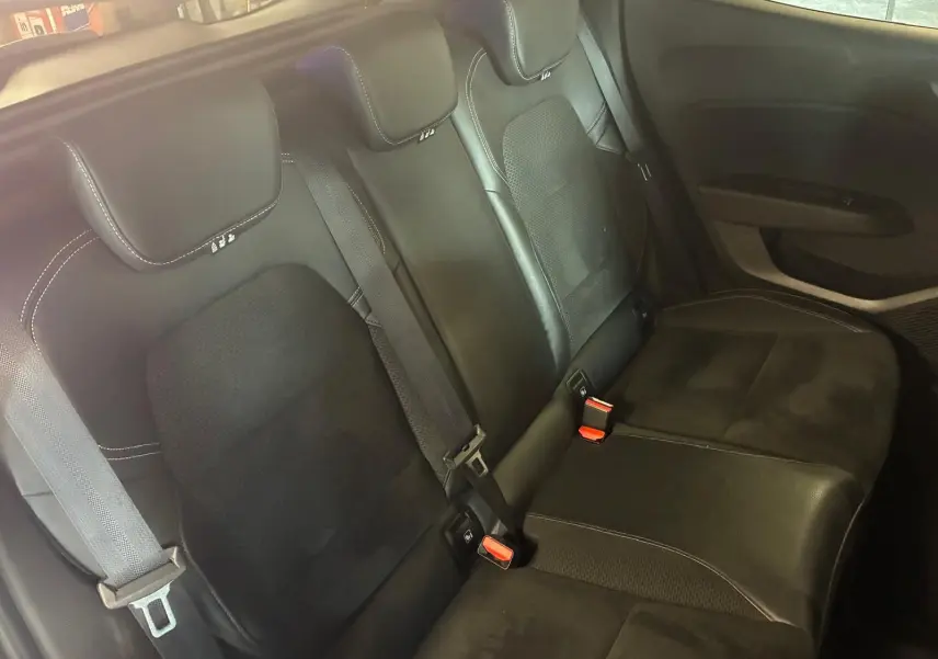 Vue rapprochée des sièges arrière en tissu gris noir de la Renault Clio 1.0 TCE 100 Intens 2020, avec ceintures de sécurité visibles.
