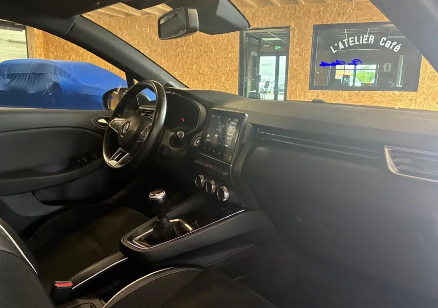 Intérieur de la Renault Clio 2020 gris, vue côté conducteur, volant multifonction et boîte manuelle visible.