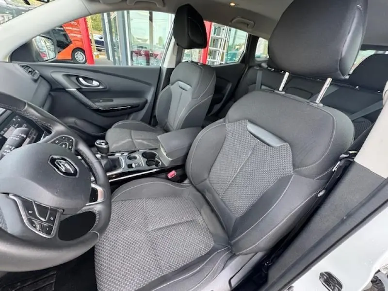 Intérieur du Renault Kadjar 2020 vu côté conducteur, sièges tissu gris et volant cuir multifonction visible.