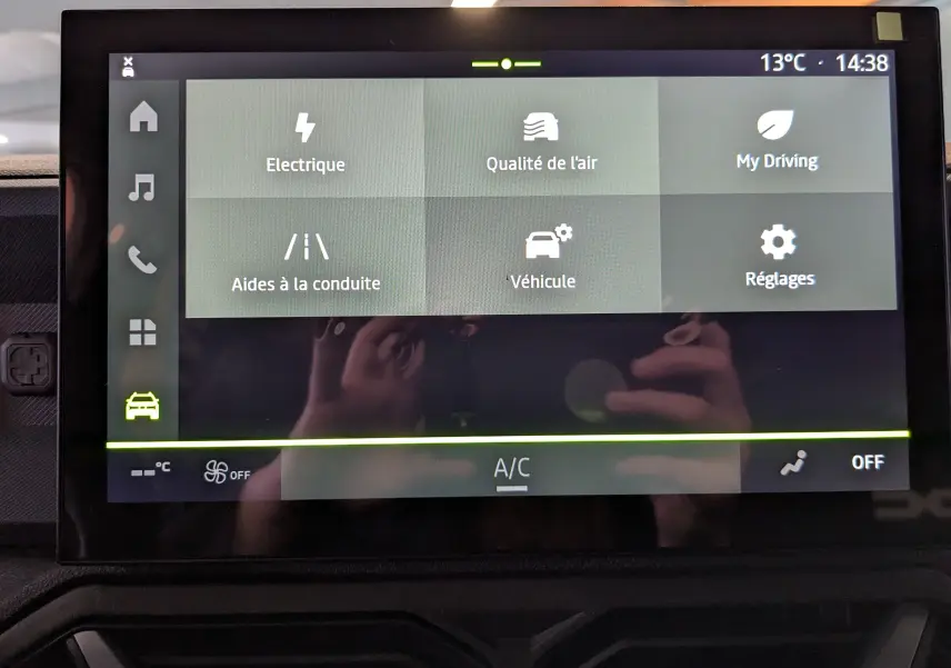 Écran tactile central du Dacia Duster Hybrid 140 Journey 2025 montrant les menus d’aide à la conduite et réglages.