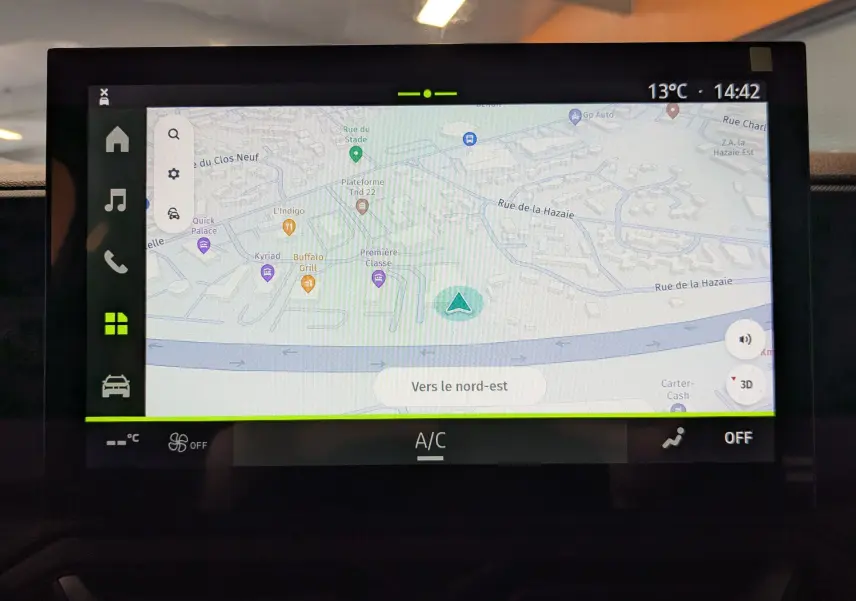 Écran tactile central du Dacia Duster Hybrid 140 Journey 2025 affichant la navigation GPS avec interface moderne.