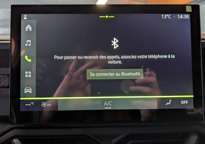 Écran tactile central du Dacia Duster Hybrid 140 Journey 2025 affichant la connexion Bluetooth, intérieur noir.