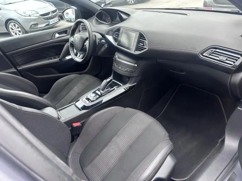 Intérieur de la Peugeot 308 gris métal 2019, vue côté conducteur montrant tableau de bord et console centrale avec boîte auto.