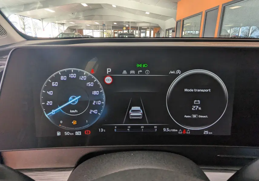 Tableau de bord numérique du Kia Sportage 2025, affichant vitesse, mode transport et indicateurs de conduite.