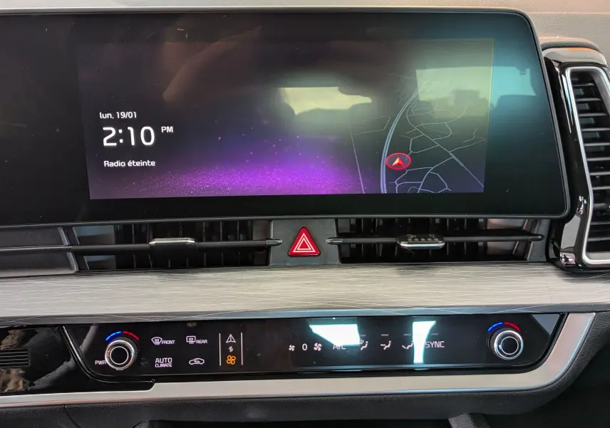 Tableau de bord du Kia Sportage 2025 avec écran tactile 12,3 pouces et commandes de climatisation automatique bizone.