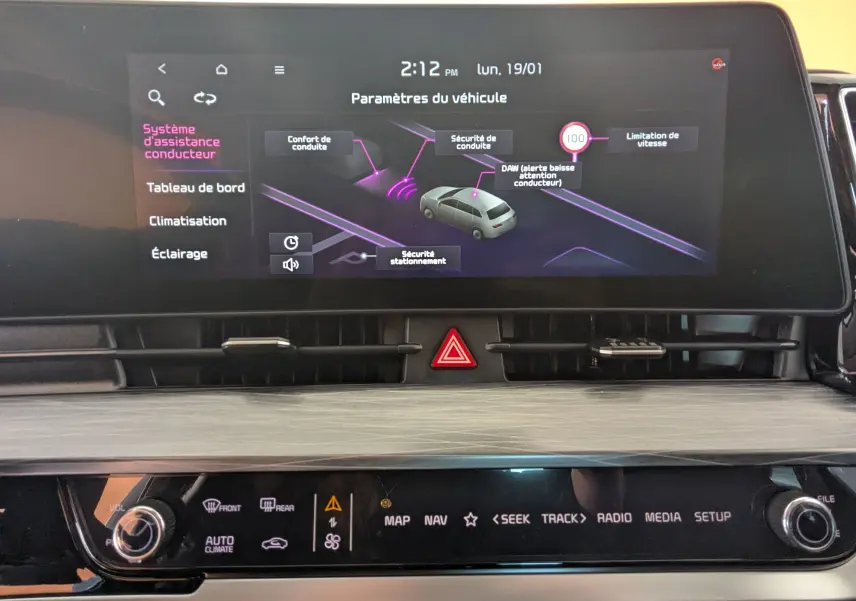 Écran tactile central du Kia Sportage 2025 affichant les paramètres d’assistance conducteur, avec commandes climatisation et multimédia.