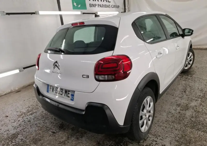 Vue 3/4 arrière droite d'une Citroën C3 blanche avec coques de rétroviseurs noires et feux arrière 3D.