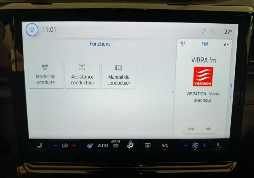 Écran tactile central du Ford Puma 2025 affichant les fonctions de conduite et la radio FM VIBRA fm.