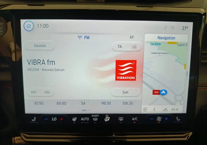 Écran tactile central du Ford Puma 2025 affichant la radio VIBRA fm et la navigation GPS en mode jour.