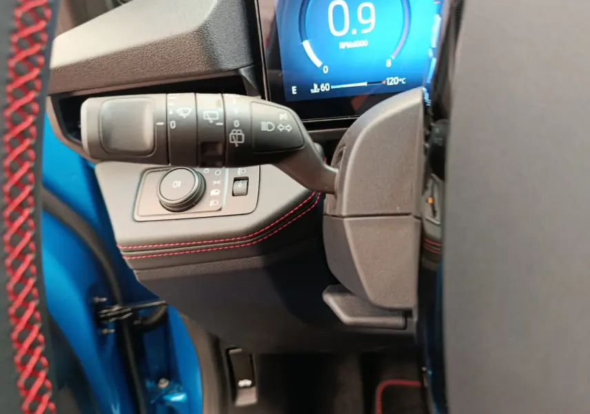 Détail intérieur côté gauche du tableau de bord bleu du Ford Puma 2025 avec commandes d’éclairage et affichage numérique.