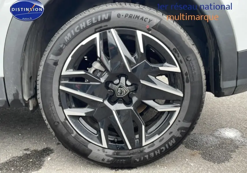 Gros plan sur la jante alu noire et argentée du côté avant droit d’un Peugeot 3008 blanc 2025.
